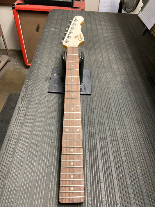 B-Stock - Tribute Legacy Style Neck
