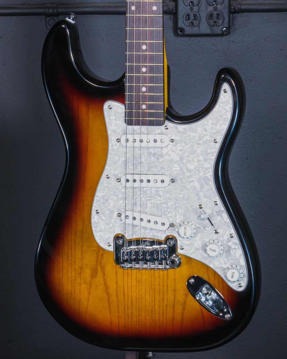 B-Stock Instruments - Tribute Legacy - 3-Tone Sunburst - RW