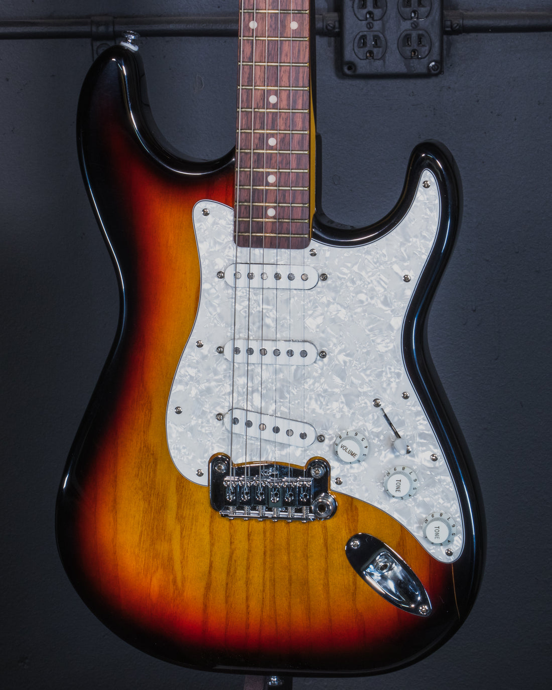 B-Stock Instruments - Tribute Legacy - 3-Tone Sunburst - RW