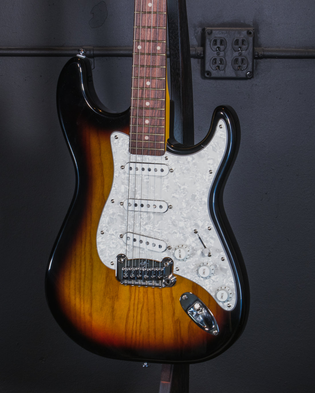 B-Stock Instruments - Tribute Legacy - 3-Tone Sunburst - RW