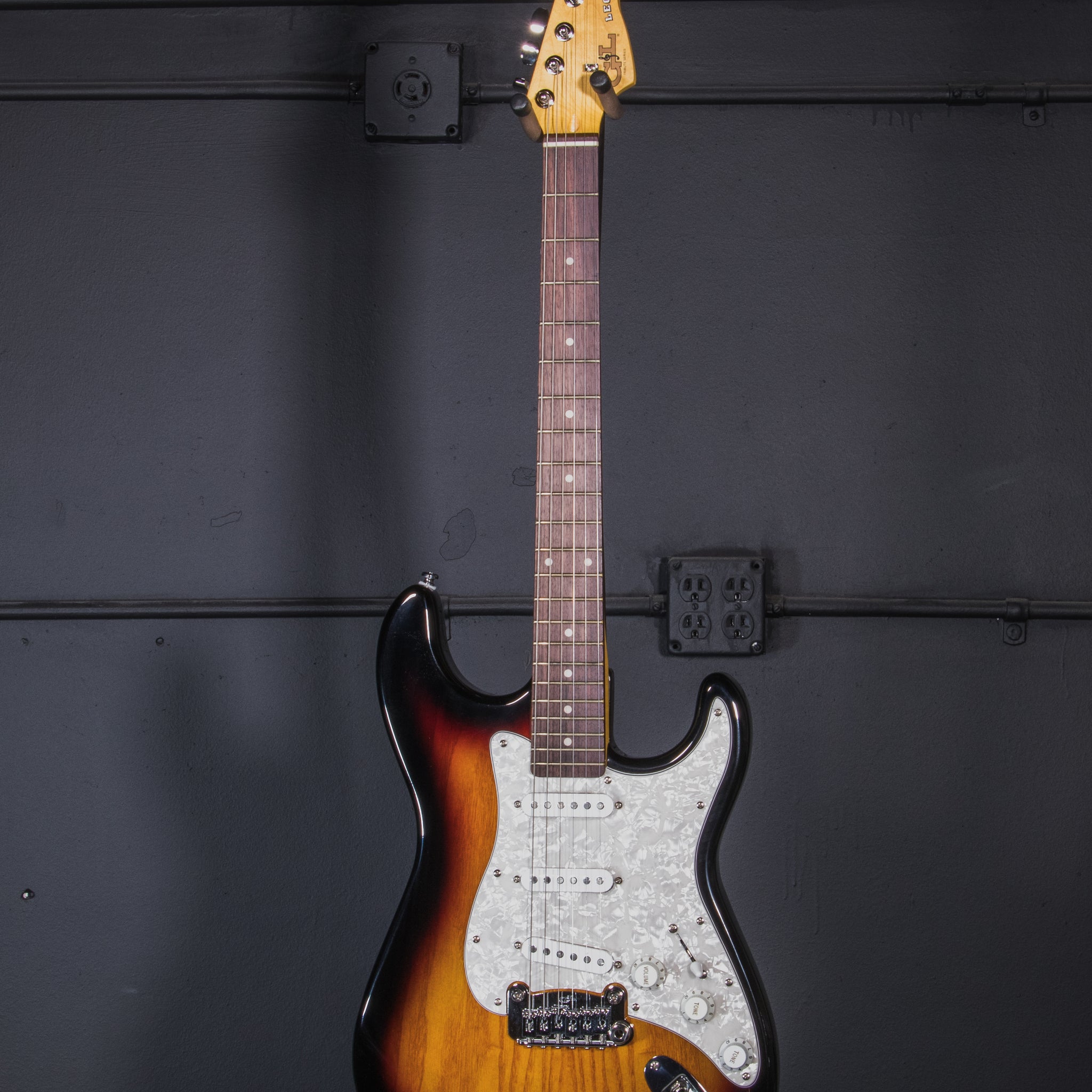 B-Stock Instruments - Tribute Legacy - 3-Tone Sunburst - RW